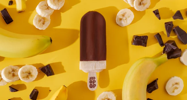 Glace bio à la banane et chocolat avec morceaux de banane et chocolat noir – Hopopop bâtonnet glacé.
