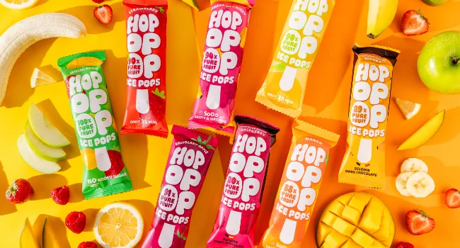 Bâtonnets glacés bio Hopopop à base de vrais fruits, présentés avec des fruits frais. vegan, sans lactose, idéal pour l’été, les enfants et les plus grands!